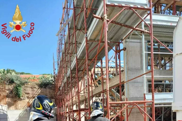 Crolla un solaio nell'Ennese: feriti 4 operai