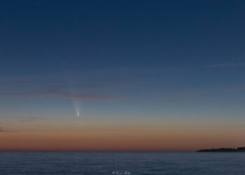 Sampieri (Scicli): Enrico Modica immortala la Cometa Atlas al tramonto