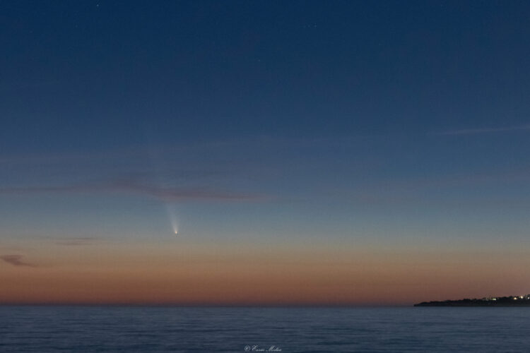 Sampieri (Scicli): Enrico Modica immortala la Cometa Atlas al tramonto