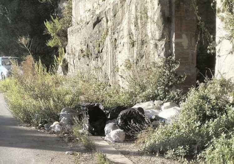 Degrado in via Monelli a Ragusa