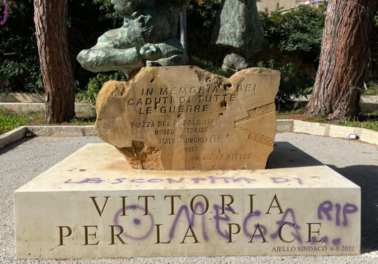 Atto di violenza al Monumento ai Caduti alla Villa Comunale di Vittoria