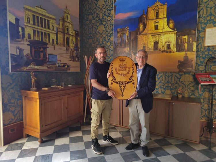 Vittoria, consegnata opera d'arte al Sindaco