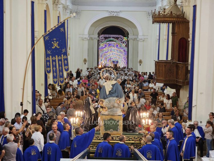 La discesa del simulacro della Madonna del Rosario a Pozzallo
