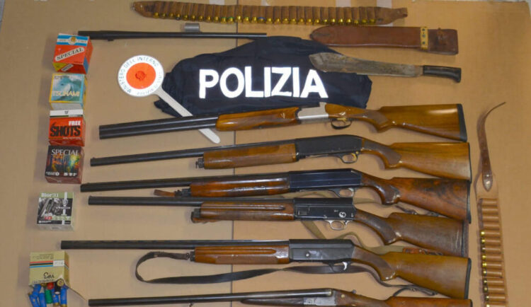 Modica, padre e figlio picchiano anziano al rifornimento dei carburanti