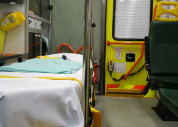 Colpita da un malore improvviso mentre è sul balcone: 32enne cade dal terzo piano