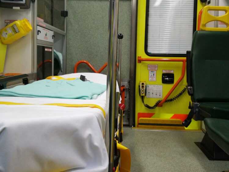 Colpita da un malore improvviso mentre è sul balcone: 32enne cade dal terzo piano