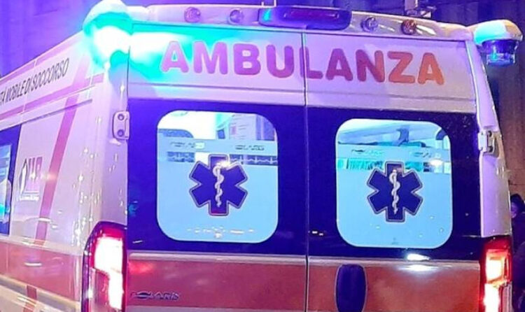 Monopattino contro due auto: due 16enni in ospedale