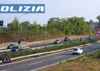 Anziano a piedi sulla corsia di sorpasso della A18 vicino a Giarre