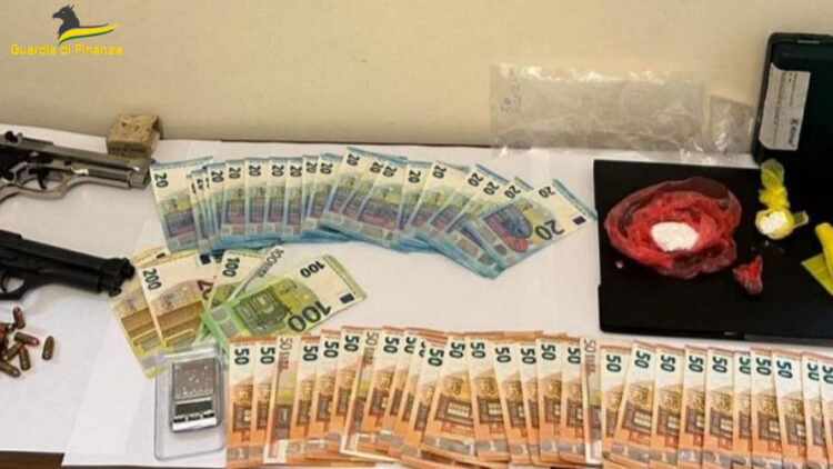 Gela, arrestato pusher in possesso di armi e droga