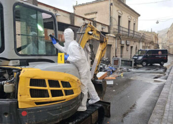 Assalto con escavatore a due banche nel Catanese: rubate cassaforti