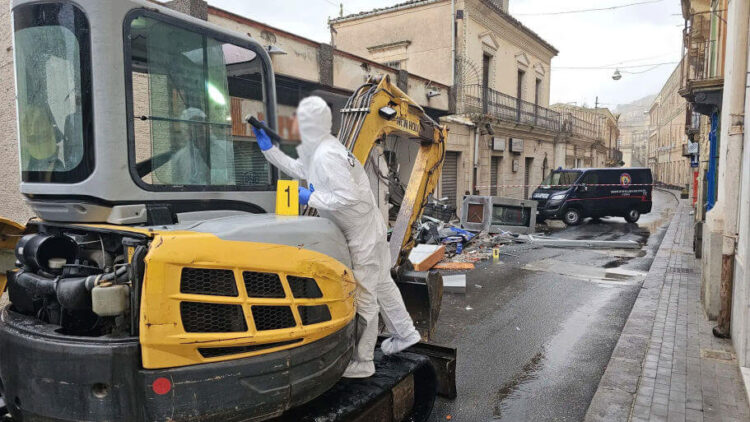 Assalto con escavatore a due banche nel Catanese: rubate cassaforti