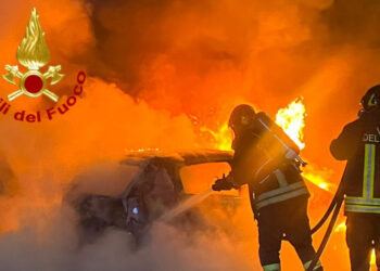 Auto a fuoco nella notte a Vittoria