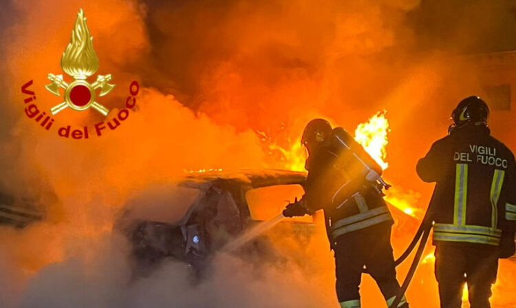 Auto a fuoco nella notte a Vittoria