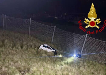 Auto precipita in una scarpata: feriti 2 giovani