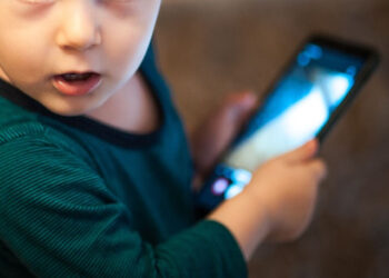 Vietati i cellulari ai bambini: Ars da via libera a Ddl