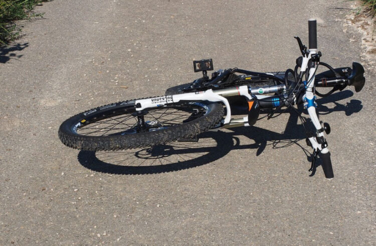 Scontro tra auto e bici a Cava D'Aliga: 53enne ragusano in ospedale