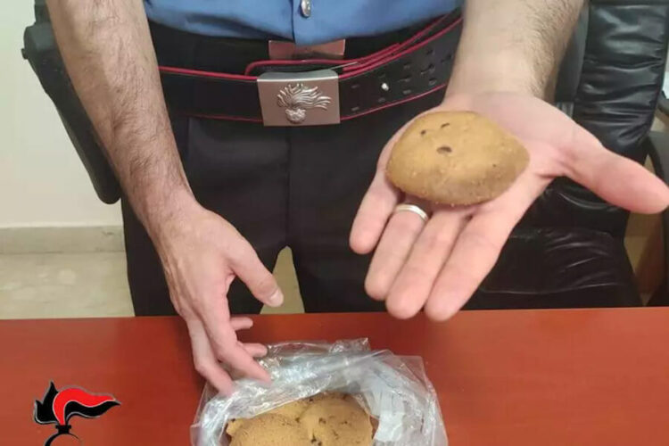 Offre biscotti fatti con droga alla madre, donna ricoverata