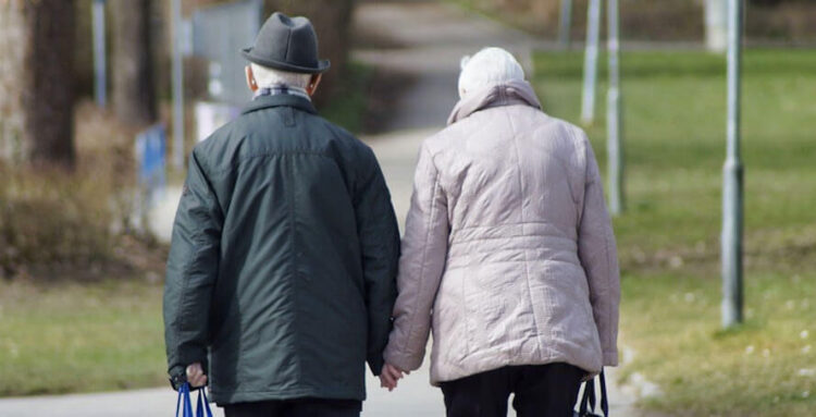 Bonus anziani da 850 euro: a chi tocca e quando arriva