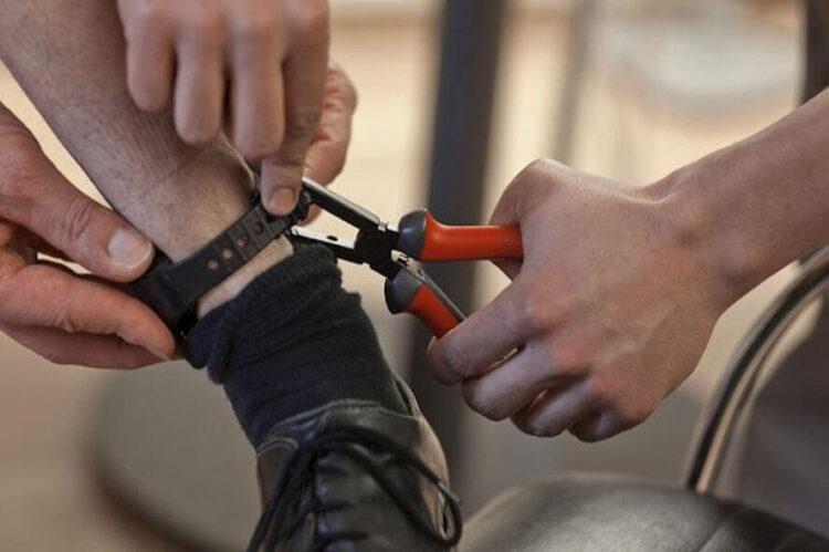 Vittoria, maltratta ex moglie: braccialetto elettronico per un 41enne
