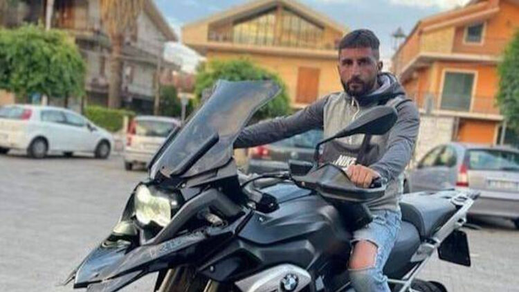 Finisce con la moto sotto un camion: muore a 34 anni Bruno Barbagallo