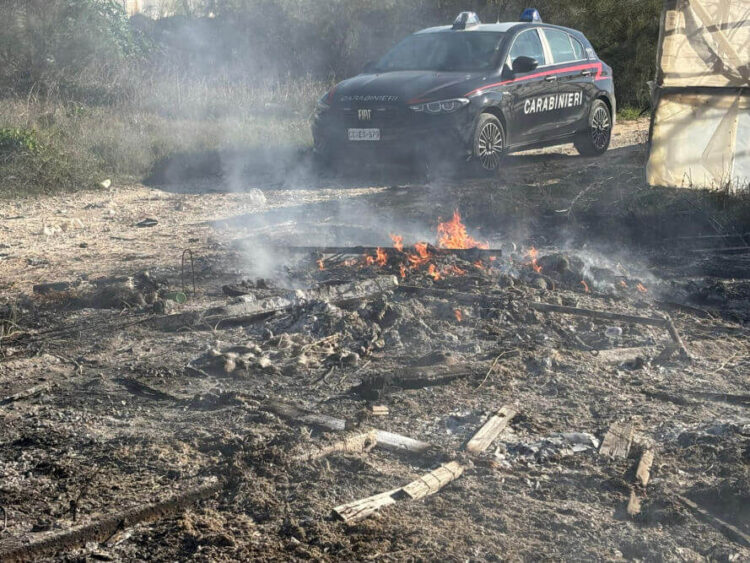 Scoglitti, sorpreso a bruciare rifiuti: denunciato un tunisino