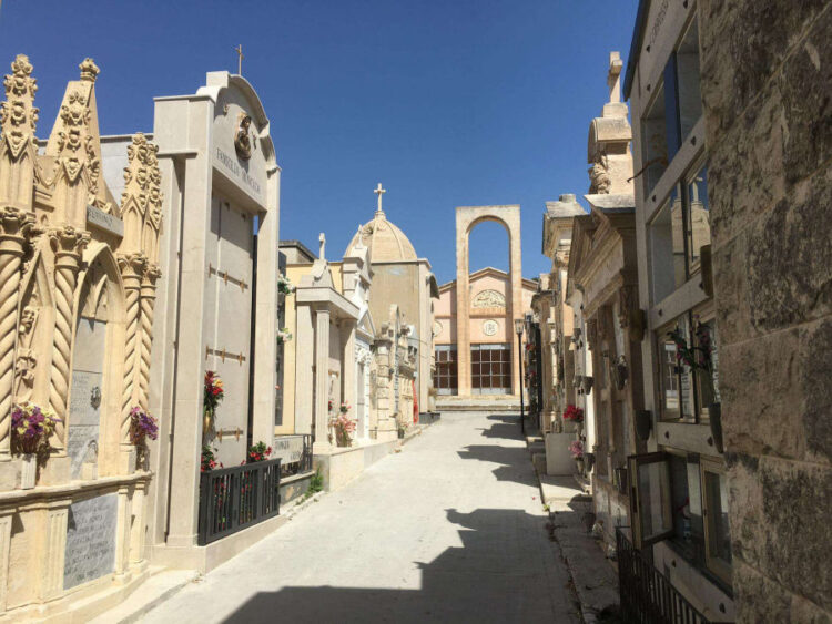 Ispica: affidati i lavori di manutenzione dell’impianto di illuminazione del cimitero