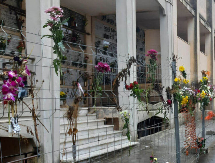 Cimitero di Modica, alcune aree inaccessibili da 10 anni: è assurdo e inaccettabile