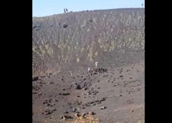Etna, turisti vandali lasciano la propria firma ai Crateri Silvestri
