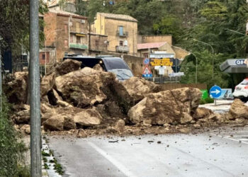 Maltempo, crolla costone per pioggia, chiusa una strada d'accesso a Enna