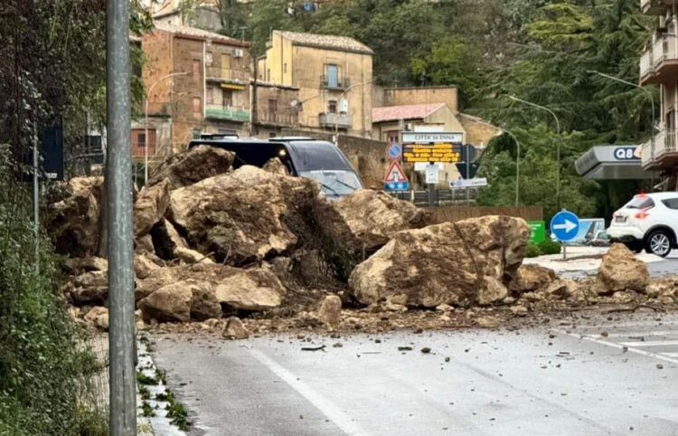 Maltempo, crolla costone per pioggia, chiusa una strada d'accesso a Enna
