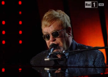 Elton John ammette: Non ho più tonsille, prostata, anca destra e ginocchia