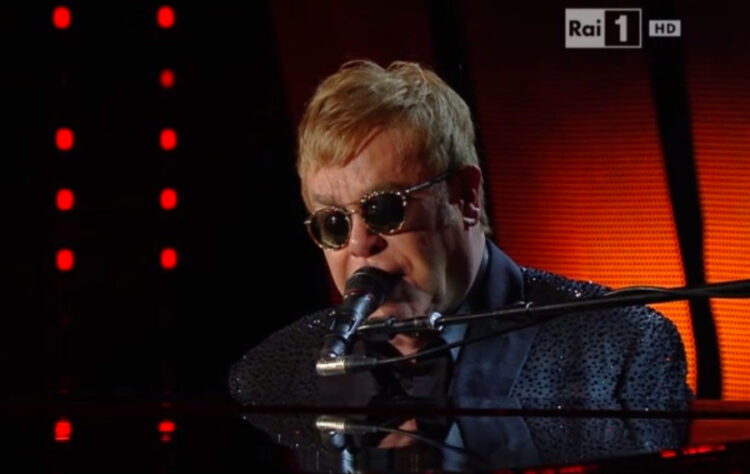 Elton John ammette: Non ho più tonsille, prostata, anca destra e ginocchia