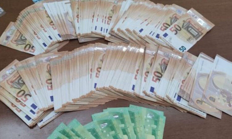 Trafficante di droga di Ragusa tenta la fuga da Malta, bloccato su catamarano con 10 mila euro
