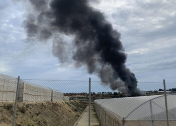 Vittoria, bruciava rifiuti speciali in un fossato: denunciato