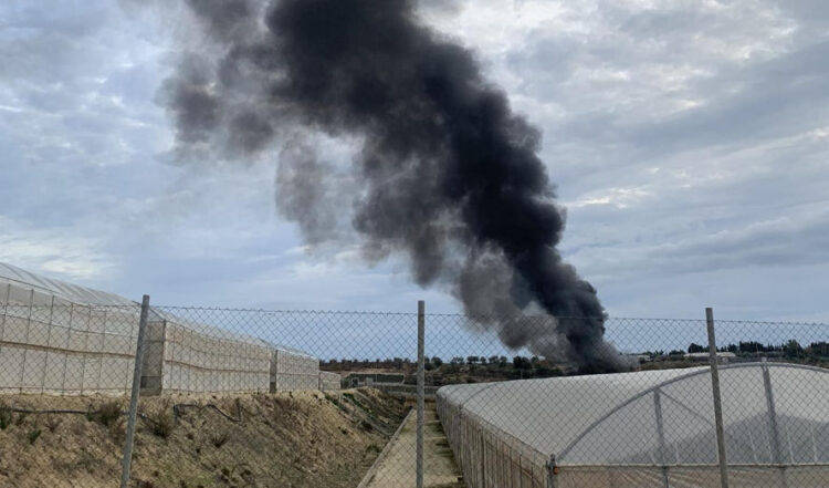 Vittoria, bruciava rifiuti speciali in un fossato: denunciato