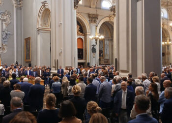 Ragusa, l'ultimo saluto a Piero Bonomo: cattedrale gremita per i funerali