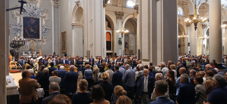 Ragusa, l'ultimo saluto a Piero Bonomo: cattedrale gremita per i funerali
