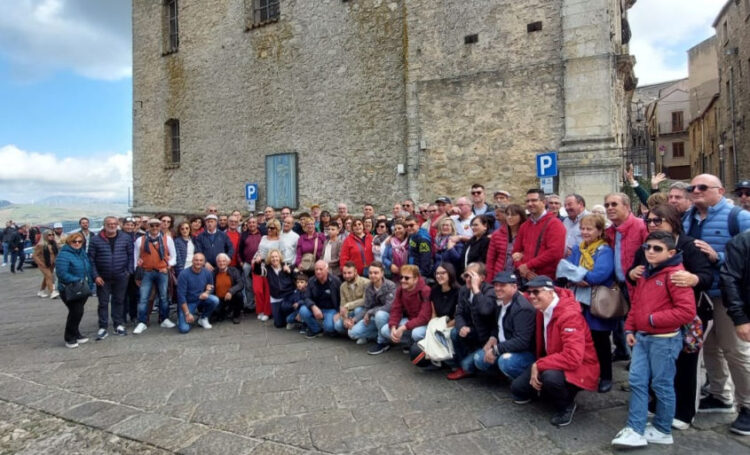 Gangi, vecchie signore in passerella tra moto e auto storiche