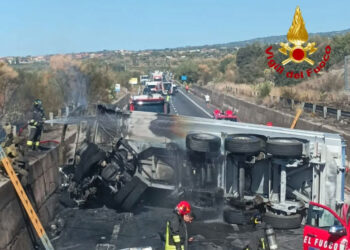 Incidente mortale sulla SS 284, scontro auto e tir che prende fuoco: 2 morti