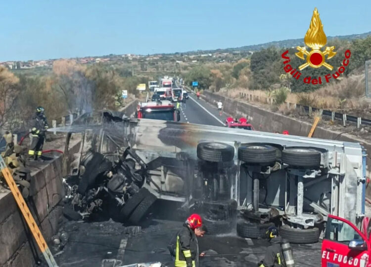 Incidente mortale sulla SS 284, scontro auto e tir che prende fuoco: 2 morti