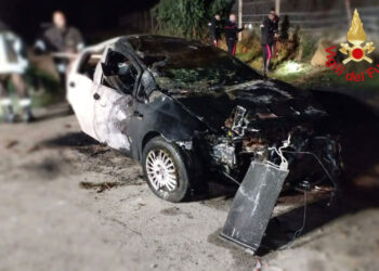 Enna, auto finisce contro recinzione e va a fuoco: morto un 24enne