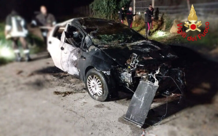 Enna, auto finisce contro recinzione e va a fuoco: morto un 24enne