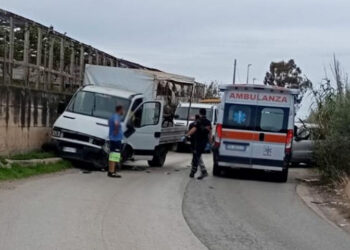 Incidente a Vittoria, scontro tra auto e furgone: 2 feriti