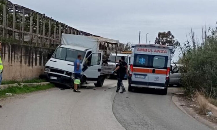 Incidente a Vittoria, scontro tra auto e furgone: 2 feriti