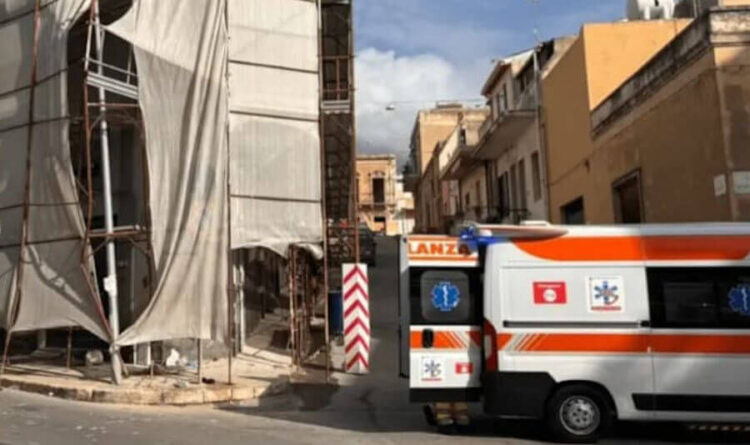 Incidente Ispica, camion travolge impalcatura: un ferito