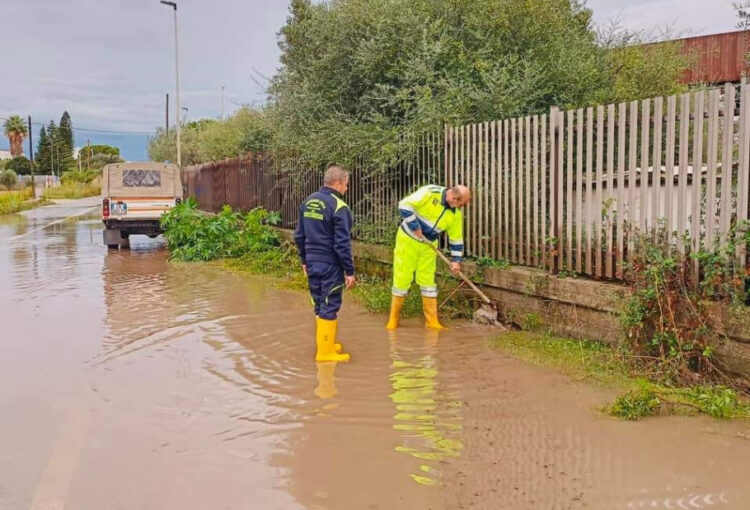 Maltempo a Vittoria: strade allagate e albero caduto in strada