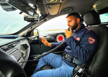 Auto fugge all'Alt Polizia e finisce contro un muro: arrestato minorenne
