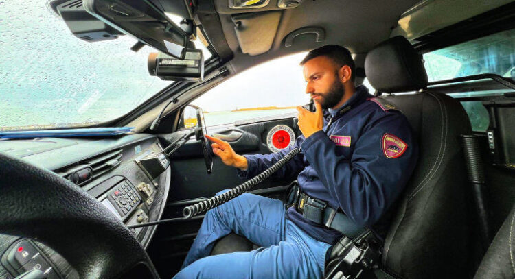 Auto fugge all'Alt Polizia e finisce contro un muro: arrestato minorenne