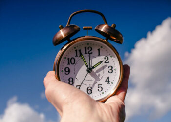 Ora solare 2025: ecco quando spostare le lancette per il cambio autunnale