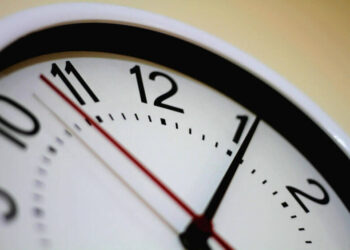 Ora solare 2024, stasera bisogna spostare le lancette: dormiremo un'ora in più?